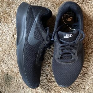 Nike womens tanjun shoes size 9W